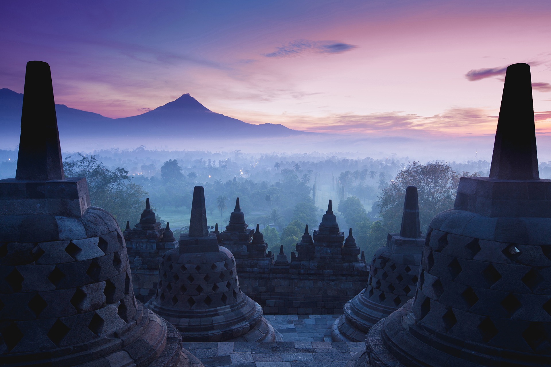 Image Entre temples & volcans, une histoire javanaise