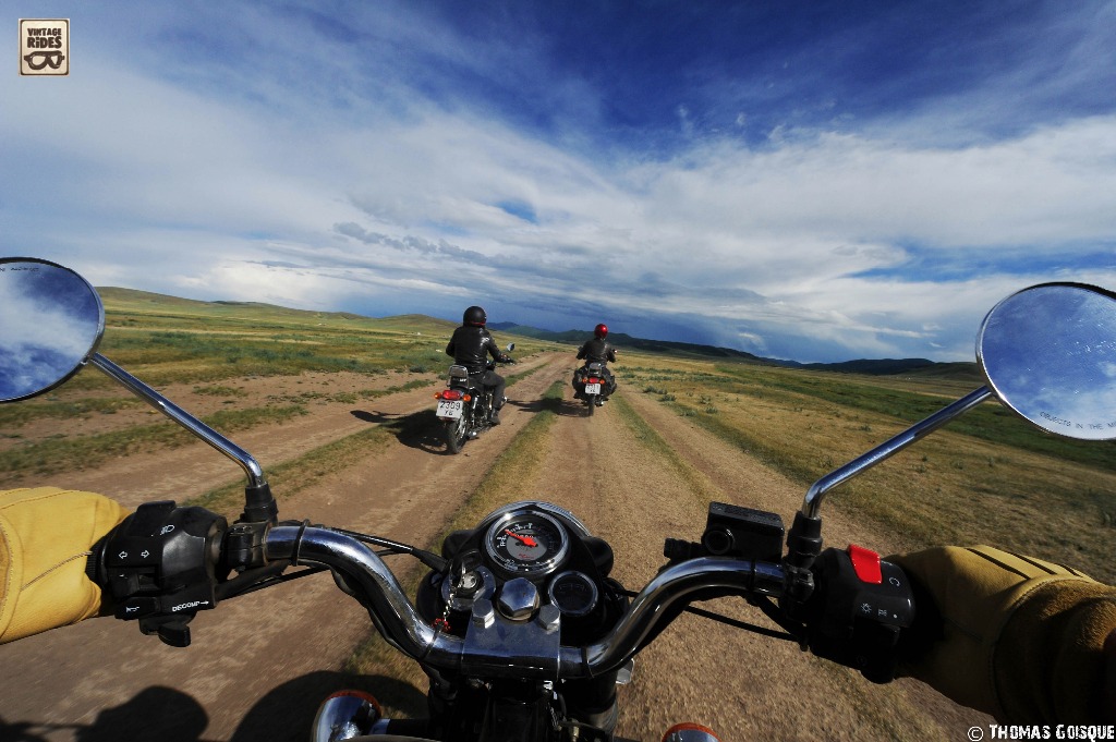 Image Ă moto dans les steppes