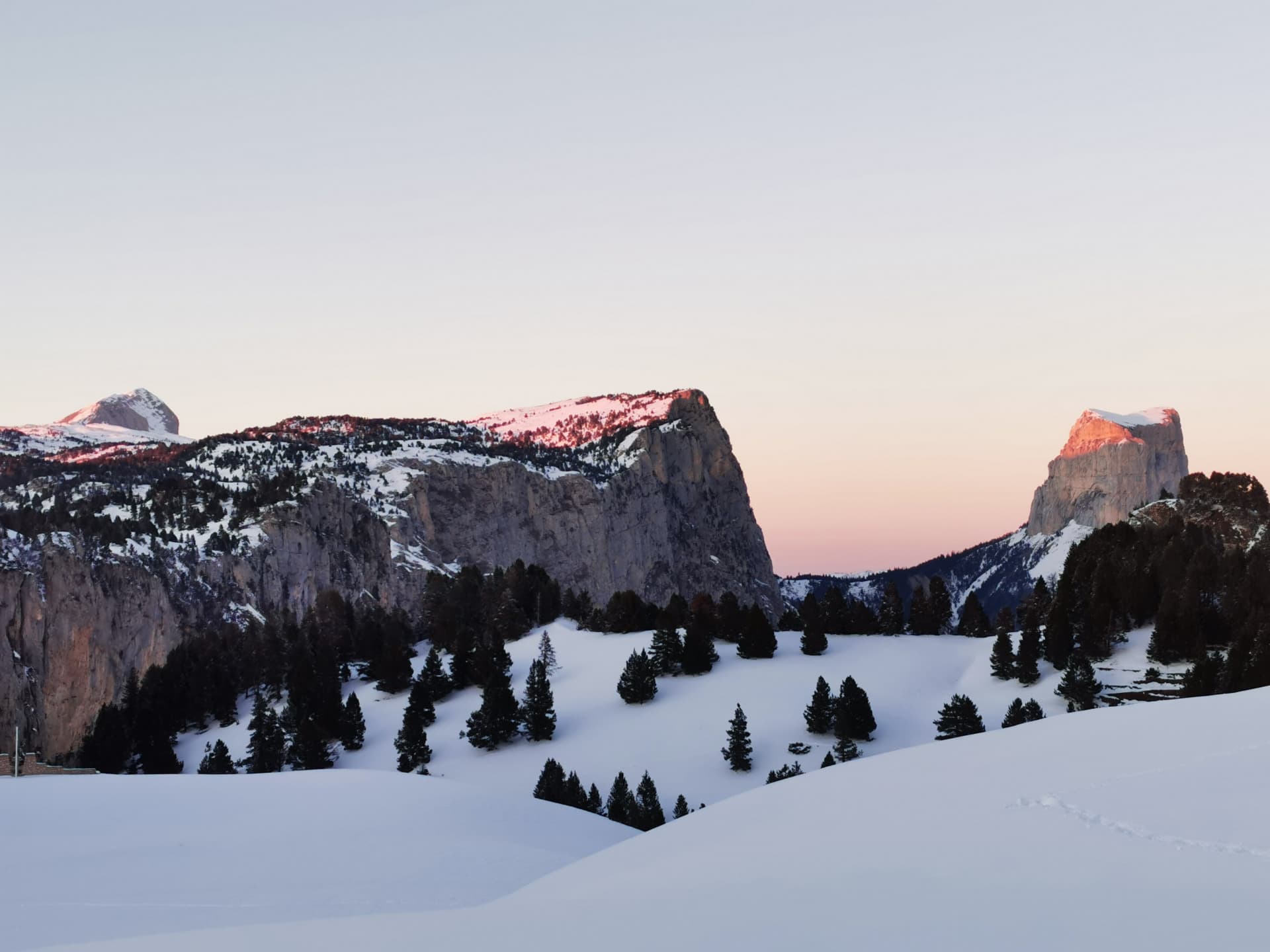 Itinéraire sauvage et coucher de soleil sur les crêtes du Vercors